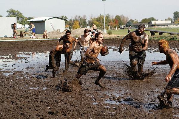 学生们在一年一度的OPS泥浆足球比赛中互相竞争. 